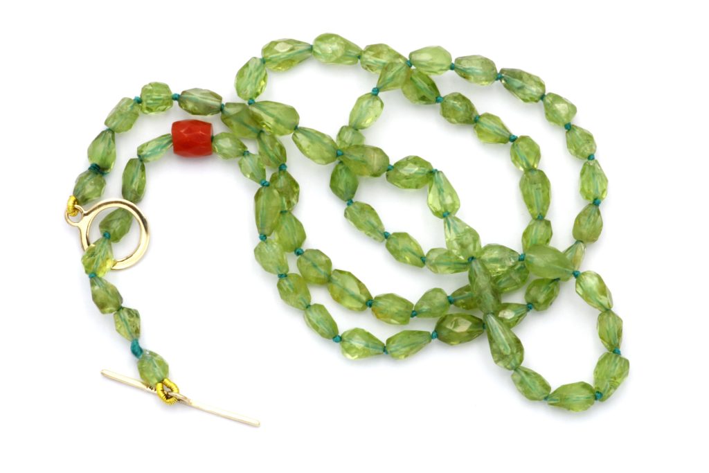 “Peridot with a twist” Κολιέ χρυσό με περίδοτο και κοράλι