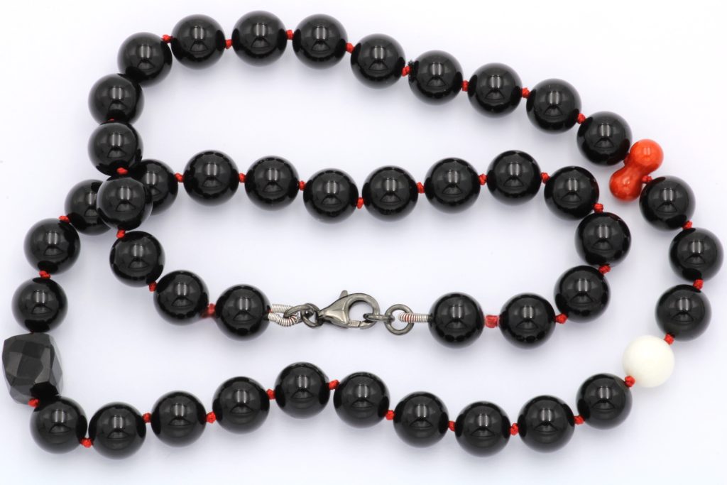 “Onyx with a twist” Κολιέ με όνυχες και κοράλια
