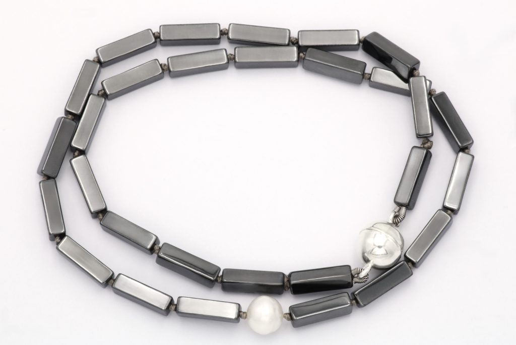 “Hematite with a twist” Κολιέ ασημένιο με αιματίτη και μαργαριτάρι