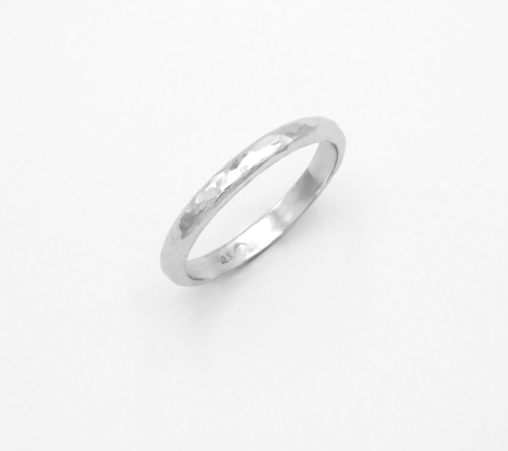“Hammered round” Ring, white gold