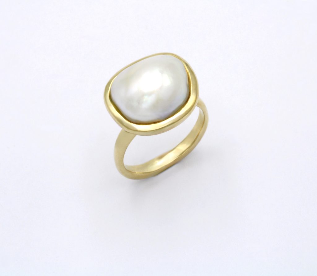 “Cup ring I” Ring, gold, pearl