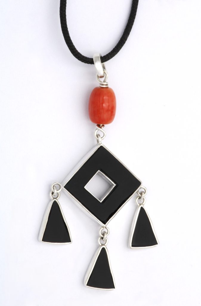“Tradition reloaded III” Pendant silver, onyx, coral